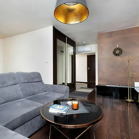 Апартаменти Stylish Air Conditioned With Balcony And View By Renters