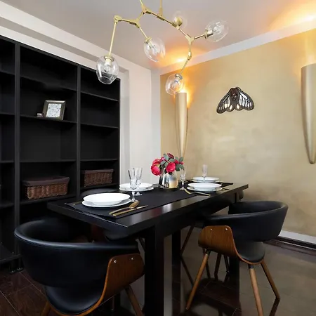 Apartment Stylish Air Conditioned With Balcony And View By Renters