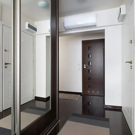 Apartment Stylish Air Conditioned With Balcony And View By Renters